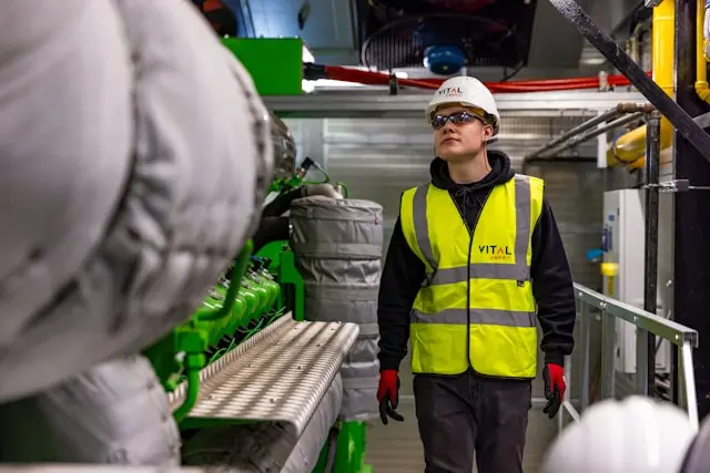 personal de seguridad inspeccionando contenedor